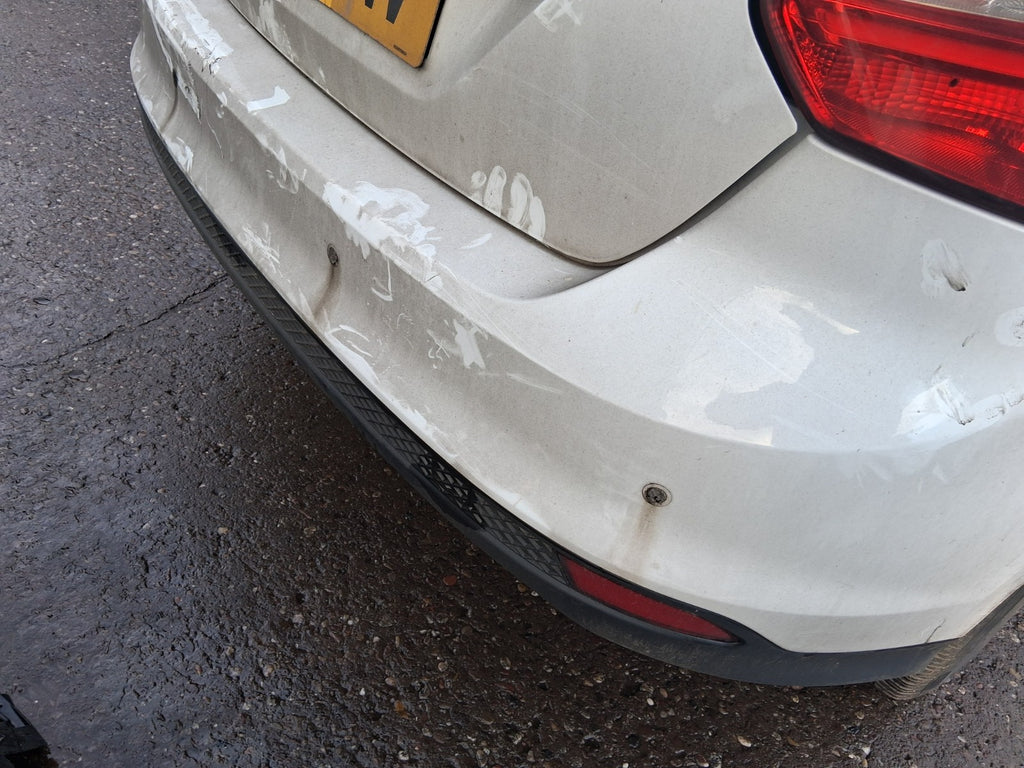 2013 FORD FOCUS MK3 HATCHBACK REAR COMPLETE BUMPER WITH SENSORS FROZEN WHITE Z2