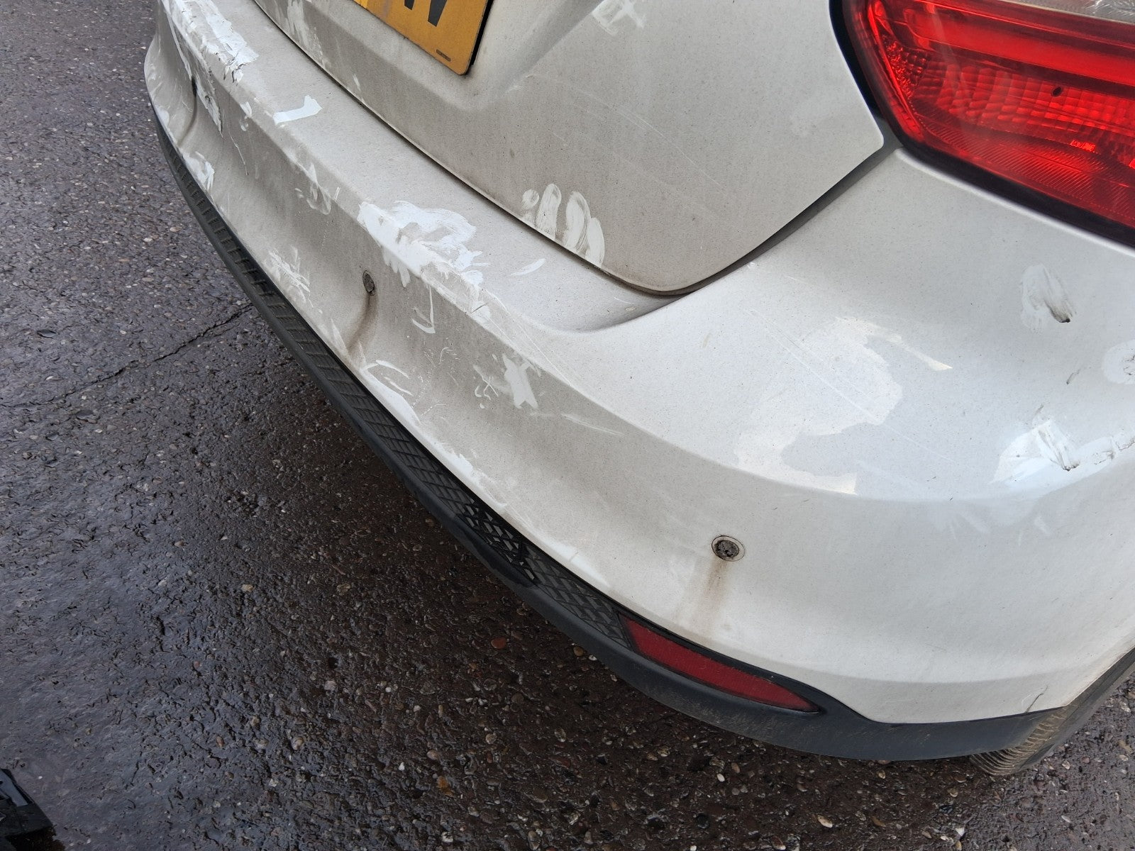 2013 FORD FOCUS MK3 HATCHBACK REAR COMPLETE BUMPER WITH SENSORS FROZEN WHITE Z2