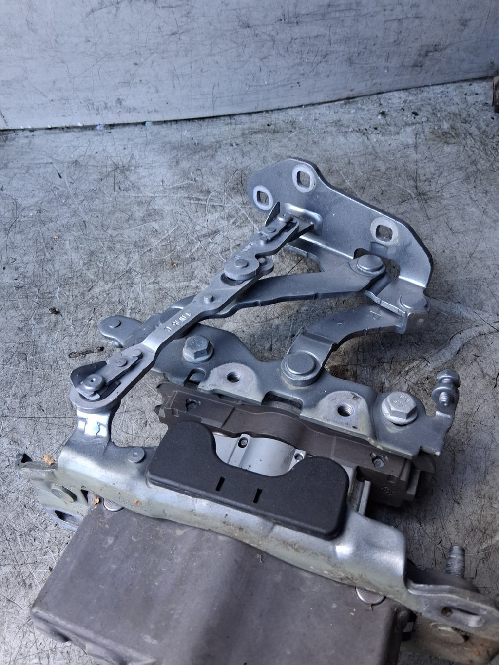2015 MERCEDES BENZ C CLASS W204 OS DRIVER SIDE HINGE BONNET  A21129066301