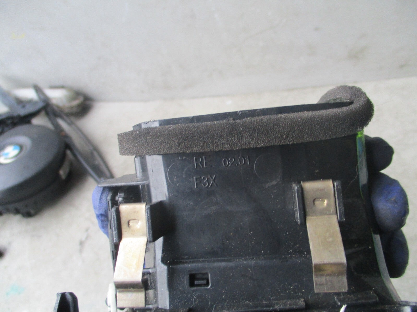 2004 BMW  CENTER AIR VENT TRIM 508838