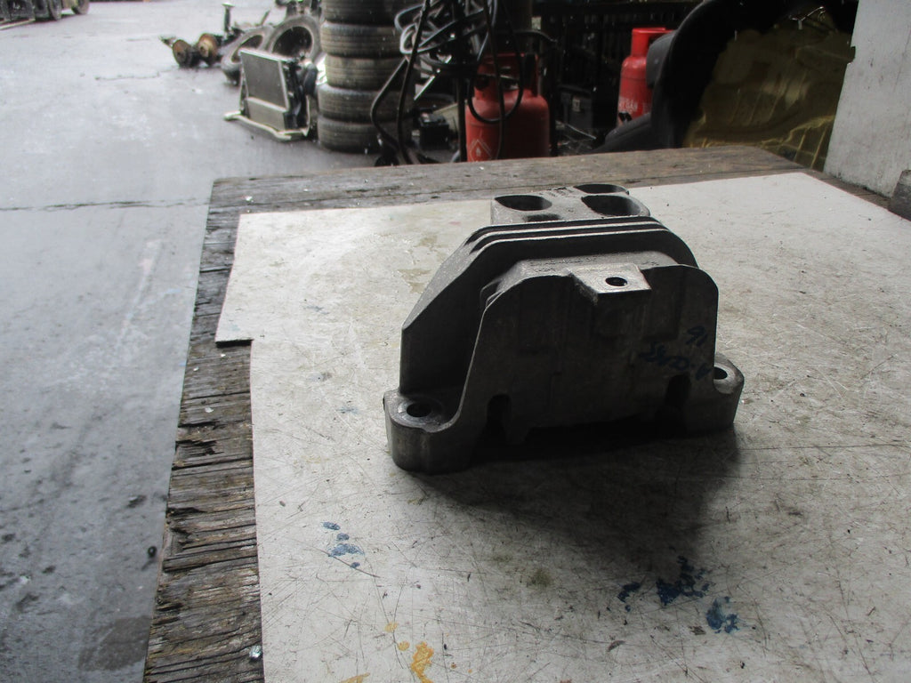 MERCEDES A CLASS 2016 W176 NSF PASSENGER SIDE ENGINE MOUNT A2462400217