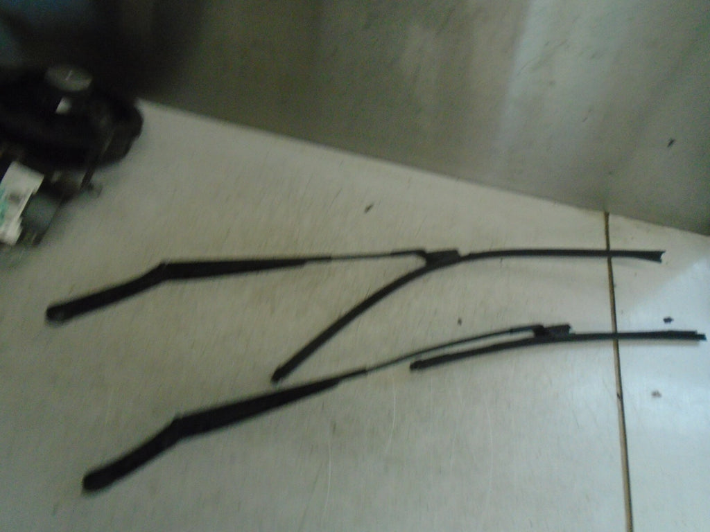 VOLKSWAGEN PASSAT 2017 B8 WINDSCREEN FRONT PAIR WIPER ARMS 3G2955409