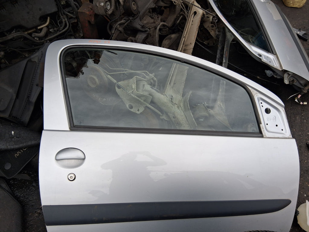 2008 TOYOTA AYGO MK1 3 DOOR OSF DRIVER SIDE FRONT RIGHT COMPLETE DOOR SILVER