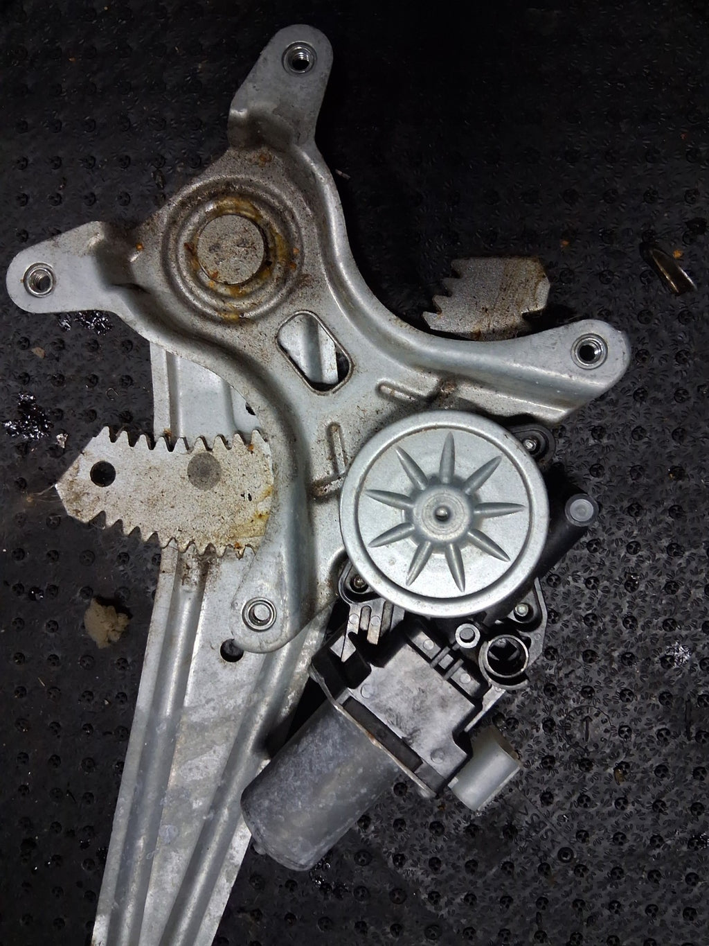 2022 SUZUKI VITARA MK4 NSR PASSENGER SIDE REAR WINDOW MOTOR REGULATOR 2621005670