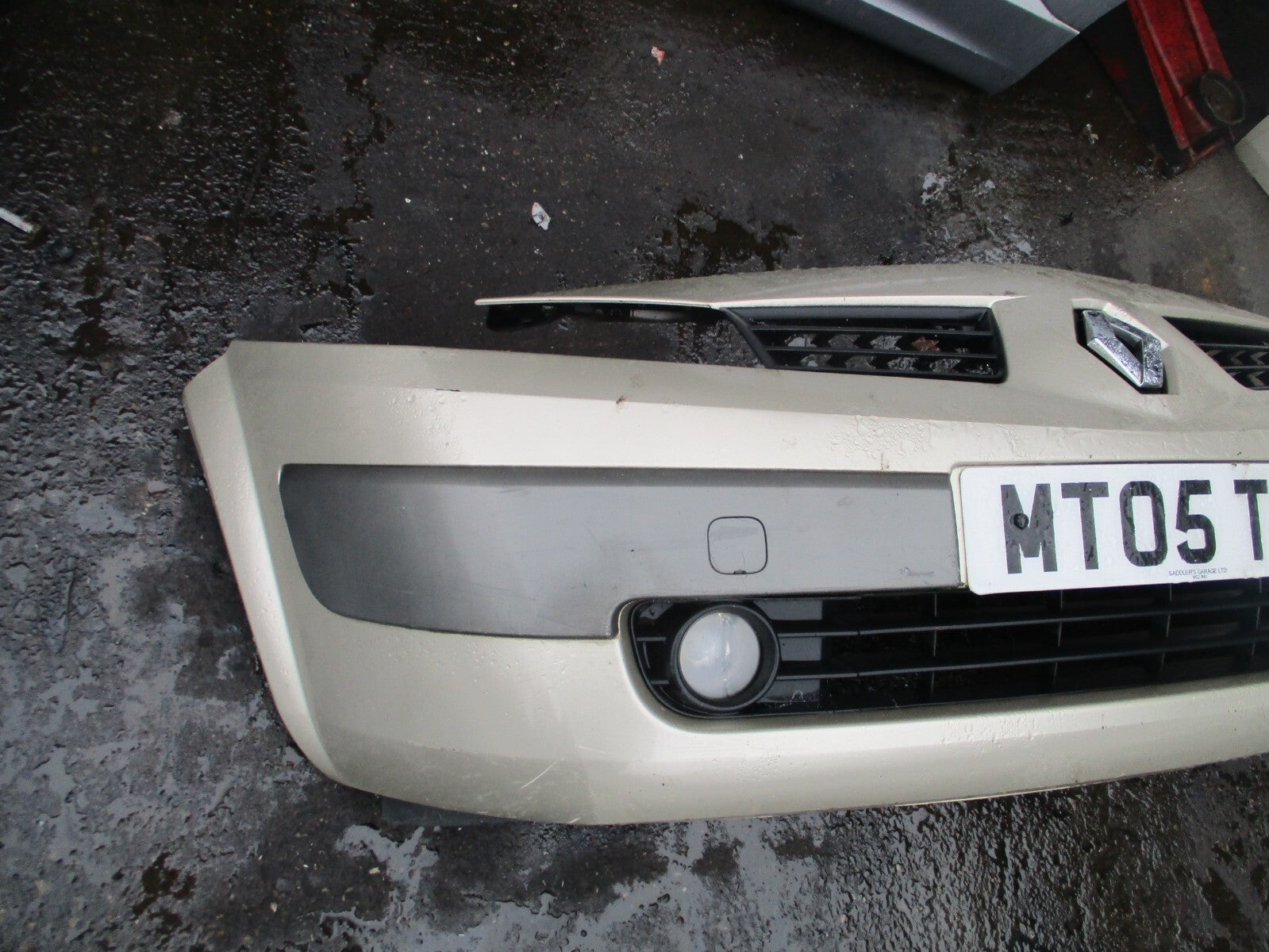2005 RENAULT MEGANE MK2 FRONT  COMPLETE BUMPER GOLDEN