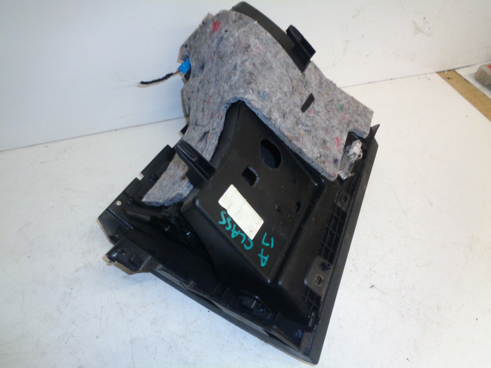 MERCEDES A CLASS A180 2017 W176 STORAGE GLOVE BOX