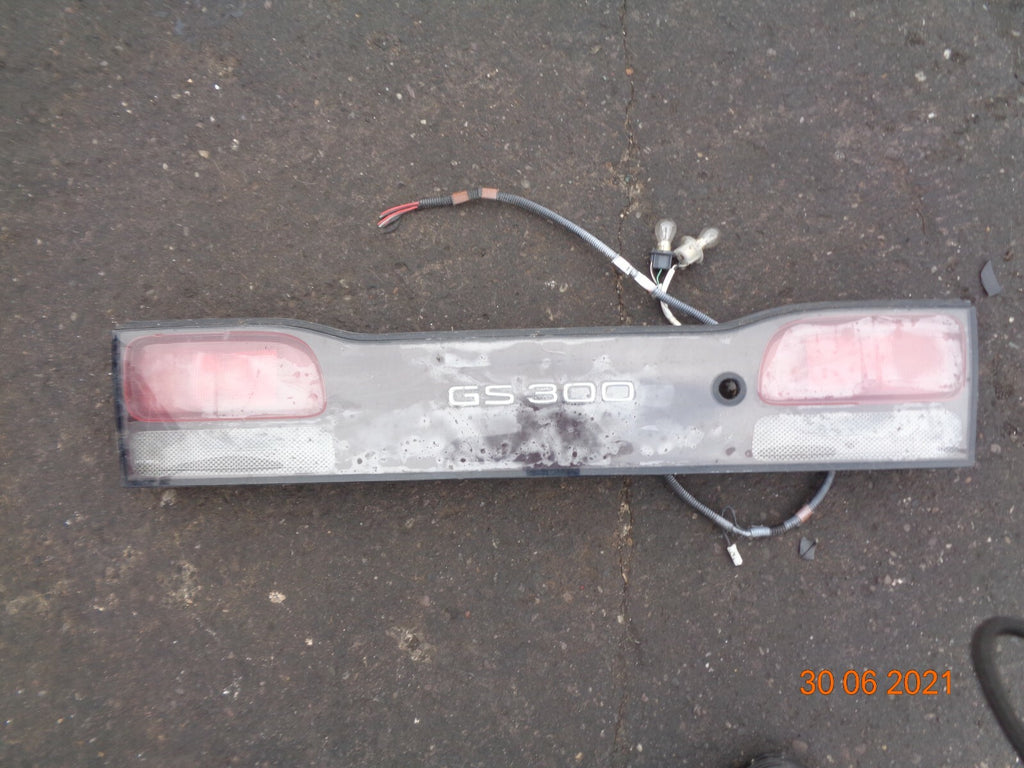 LEXUS GS300 GS 2000 REAR BOOT TAILGATE TAIL LIGHT BRAKE PANEL STRIP