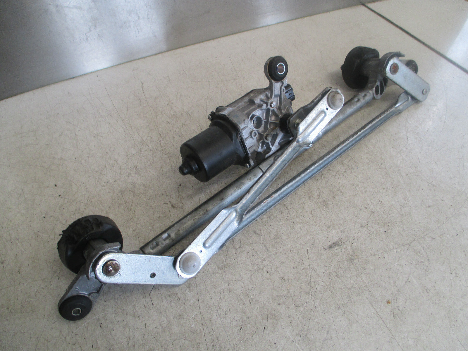 NISSAN QASHQAI J11 2017 MK2 FRONT WINDSCREEN WIPER MOTOR MECHNAISM