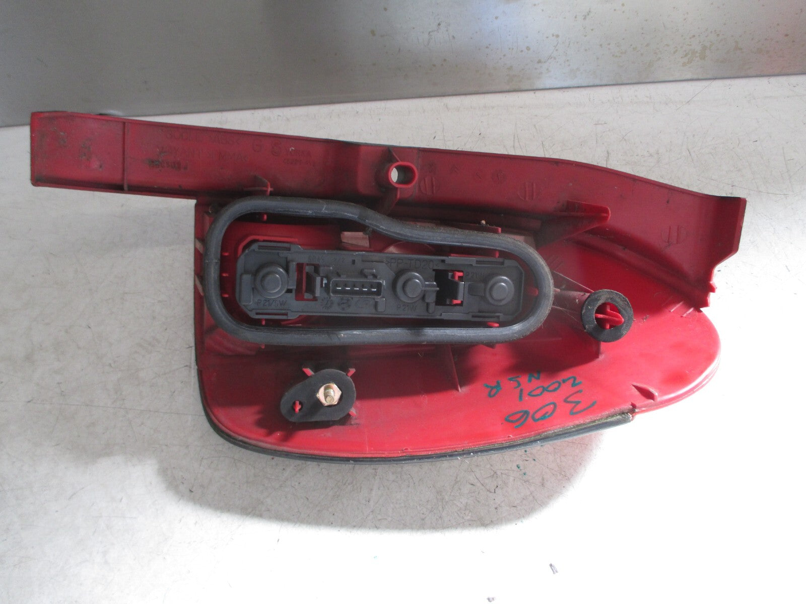 PEUGEOT 306 ESTATE 2001 NS PASSENGER SIDE REAR LIGHT BACK LIGHT