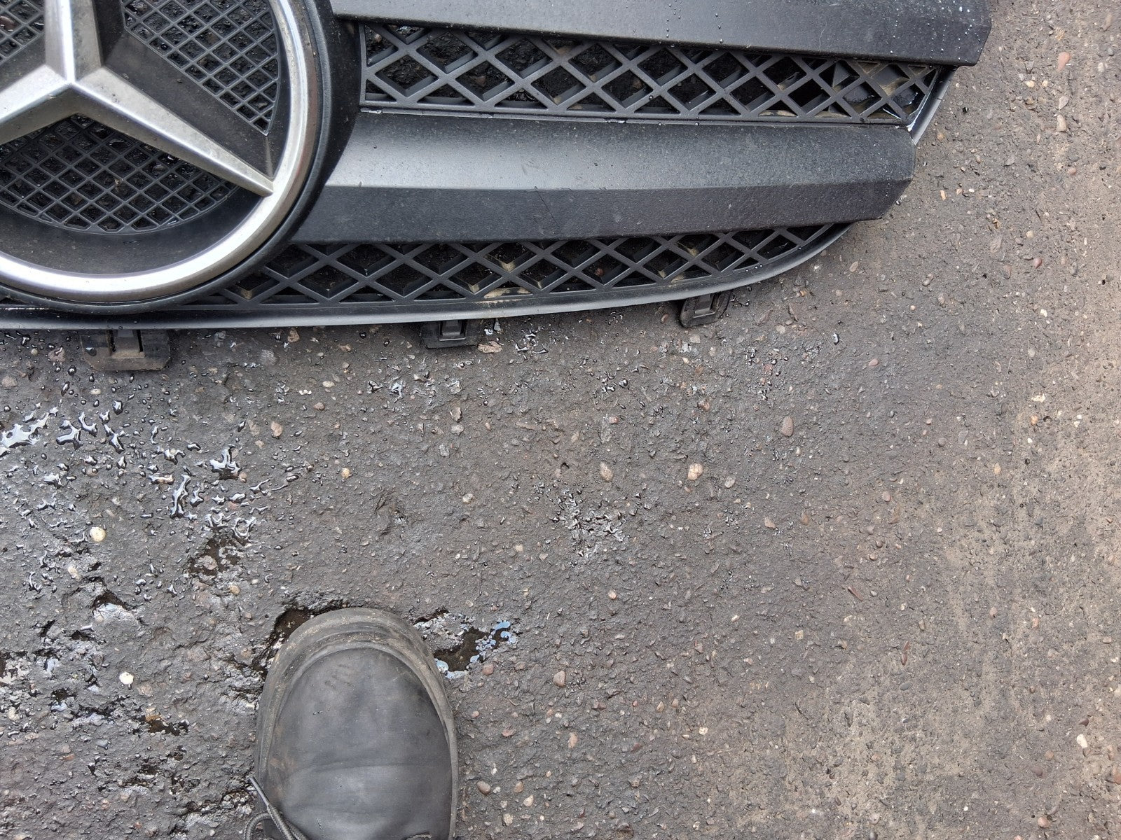 2015 MERCEDES BENZ SPRINTER W907 FRONT BUMPER CENTRE MAIN GRILL A9068800385