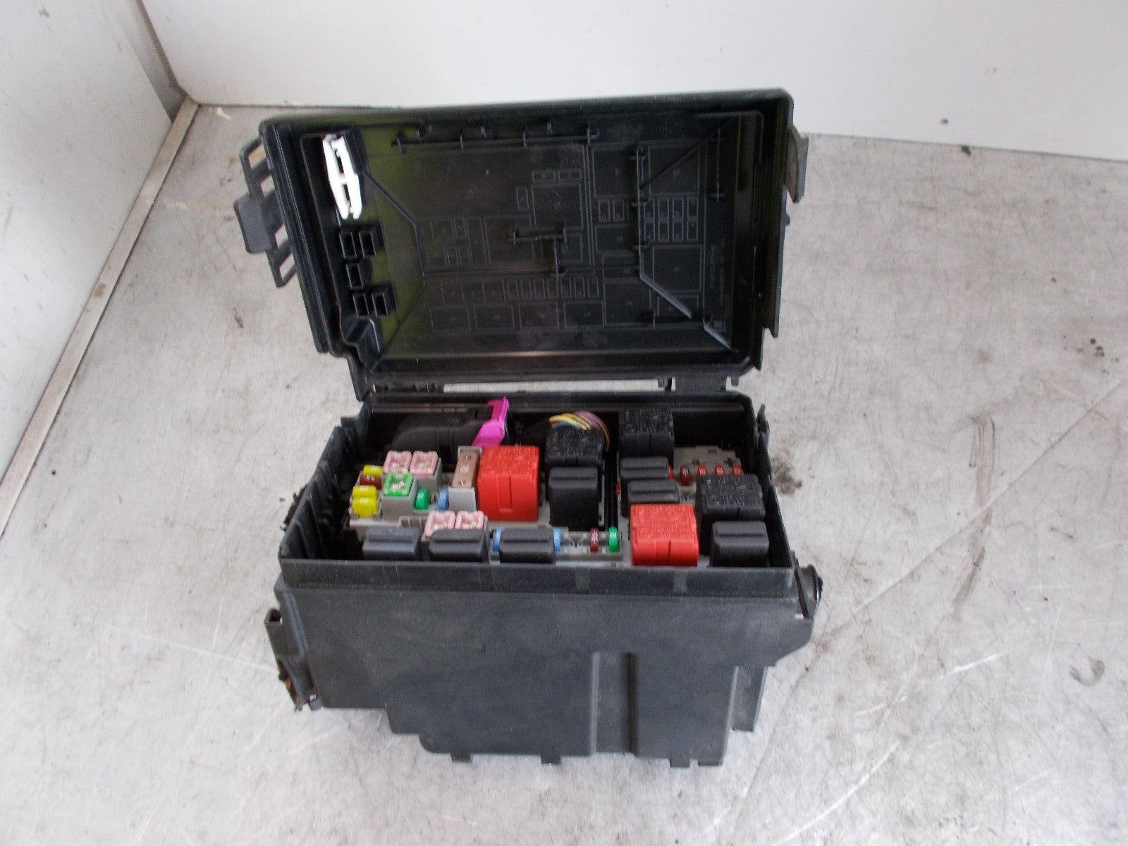 VAUXHALL CORSA D 06-14 BONNET FUSE BOX RELAY 13246936