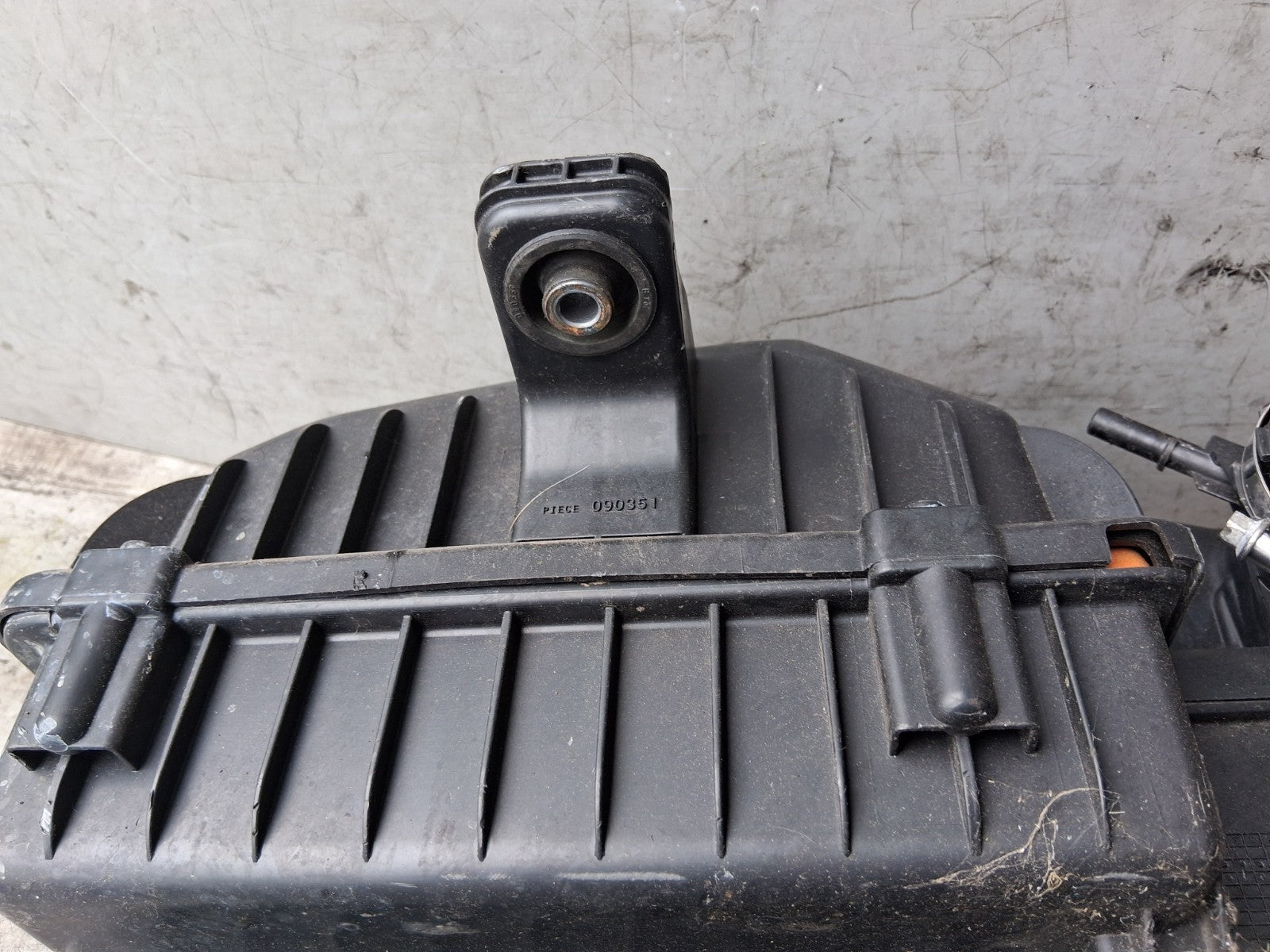 2012 PEUGEOT 208 AIR FILTER CLEANER BOX HOUSING BOX
