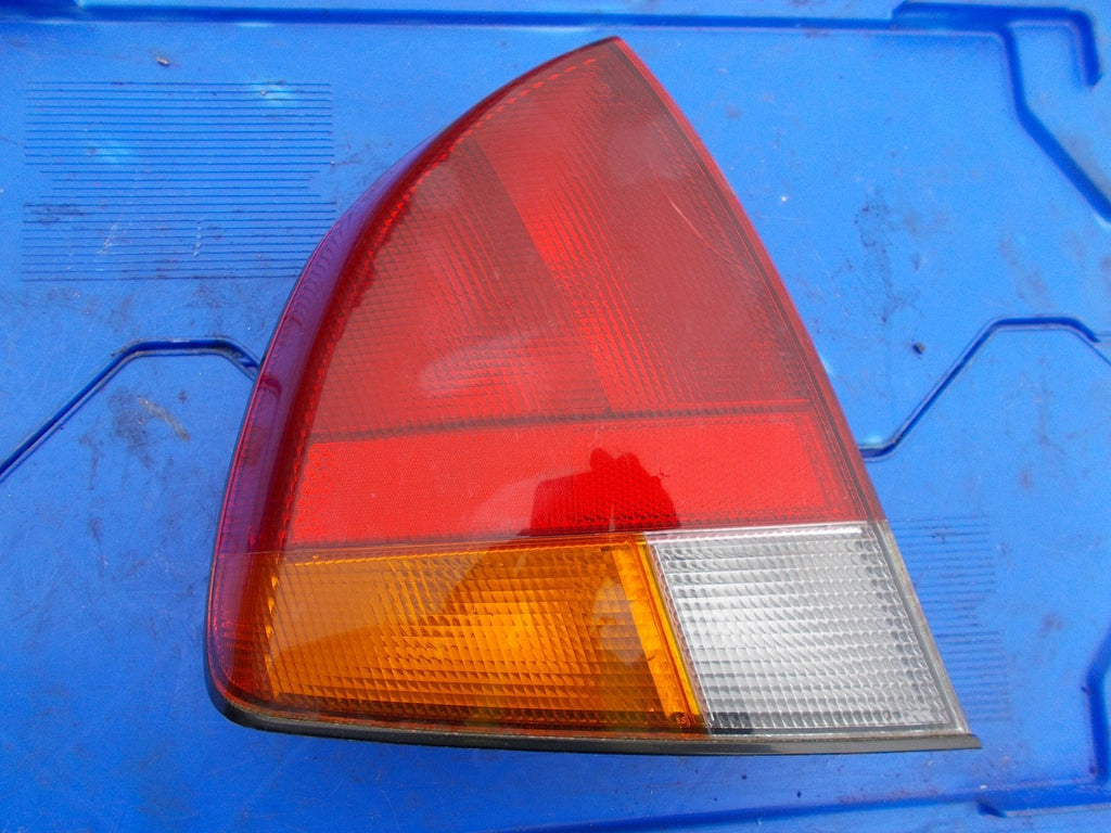 2000 MITSUBISHI CARISMA NSR PASSENGER SIDE REAR LIGHT TAILLIGHT MB944543