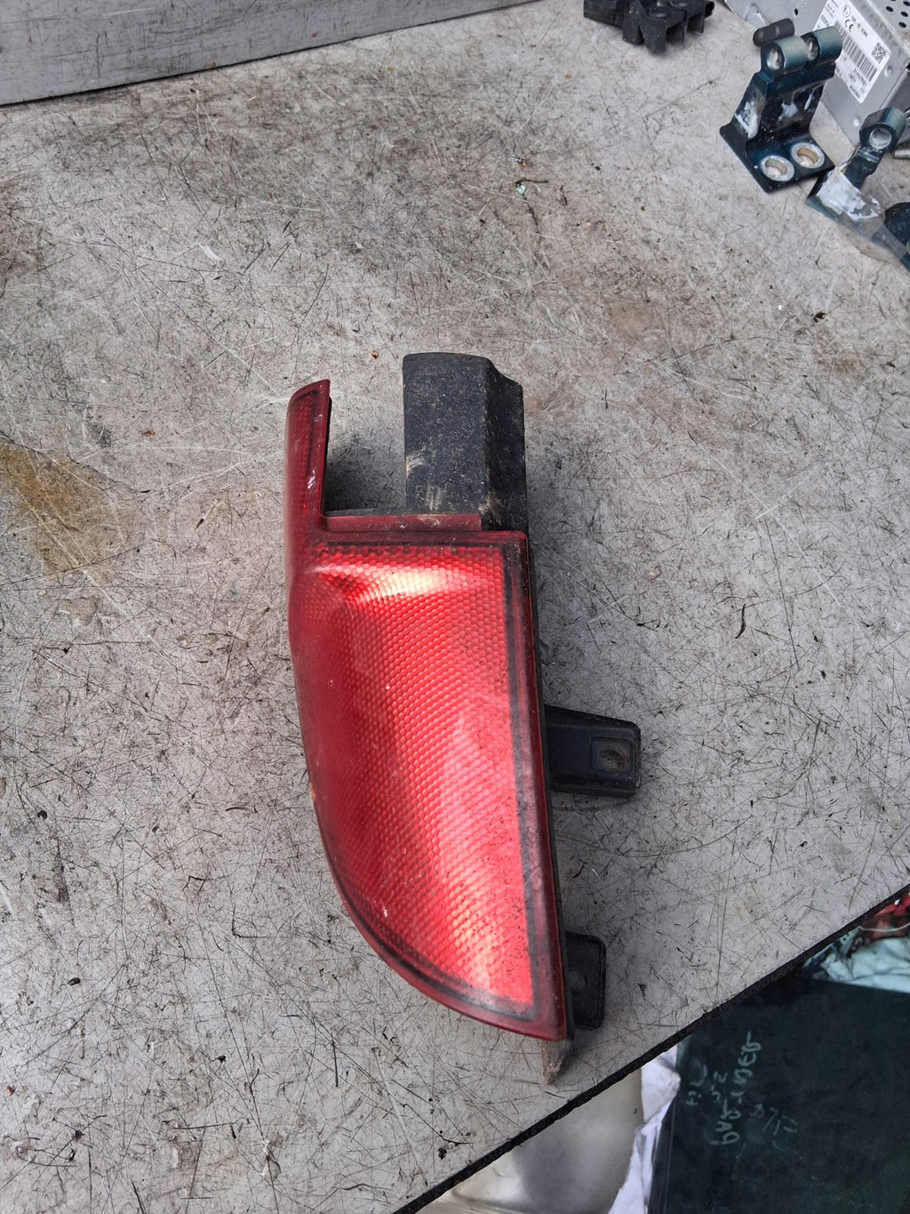 2017 MERCEDES VITO NSR PASSENGER SIDE REAR LIGHT REFLECTOR A6398202164