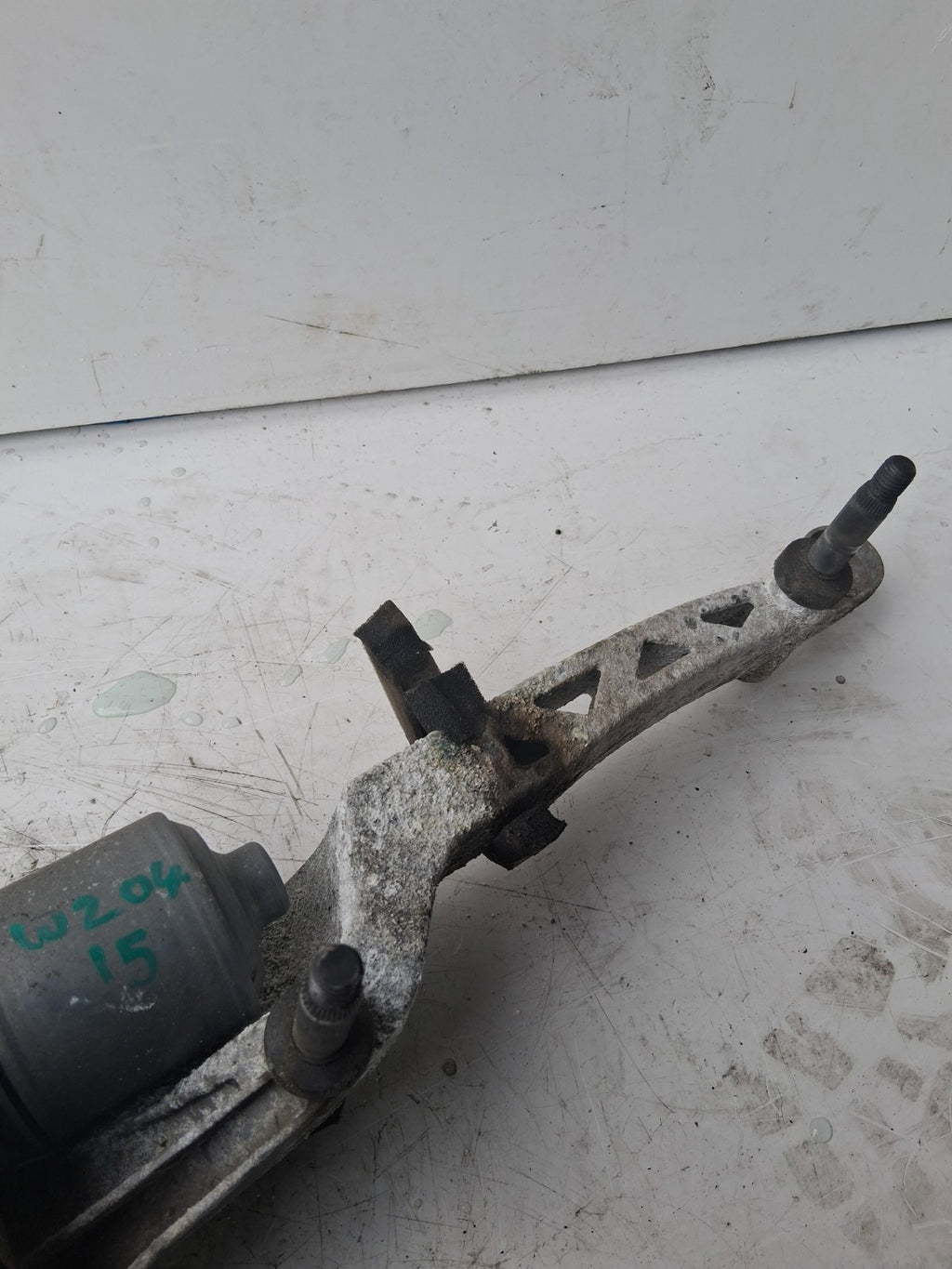 2015 MERCEDES C CLASS W204 FRONT WIPER MOTOR AND LINKAGE A2048201140