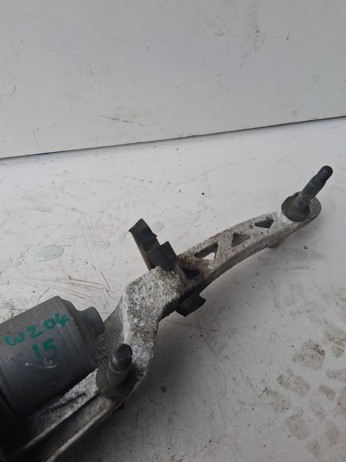 2015 MERCEDES C CLASS W204 FRONT WIPER MOTOR AND LINKAGE A2048201140