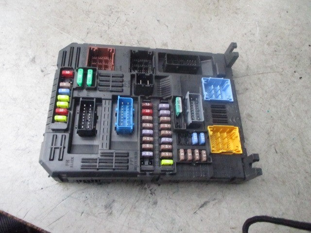 VAUXHALL CORSA FUSE RELAY BOX 2015DJ3828