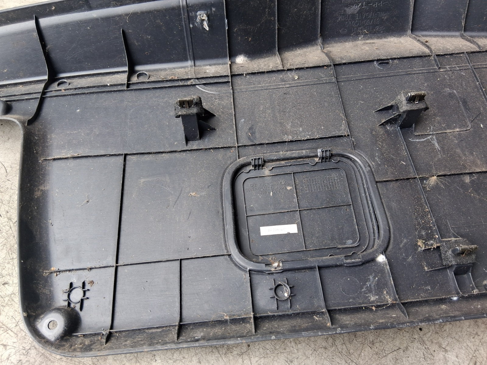2005 HYUNDAI GETZ REAR TAILGATE BOOTLID TRIM PANEL 817501C010