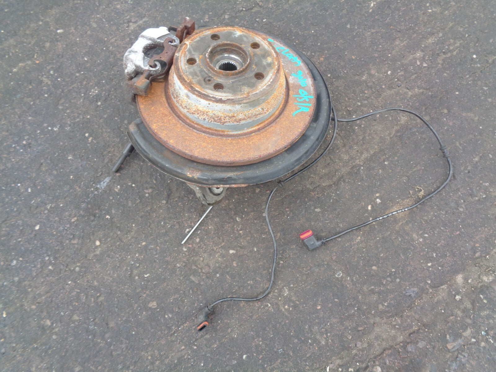 MERCEDES BENZ W212 2010 2.1 DIESEL OSR DRIVER SIDE REAR WHEEL HUB + CALIPER