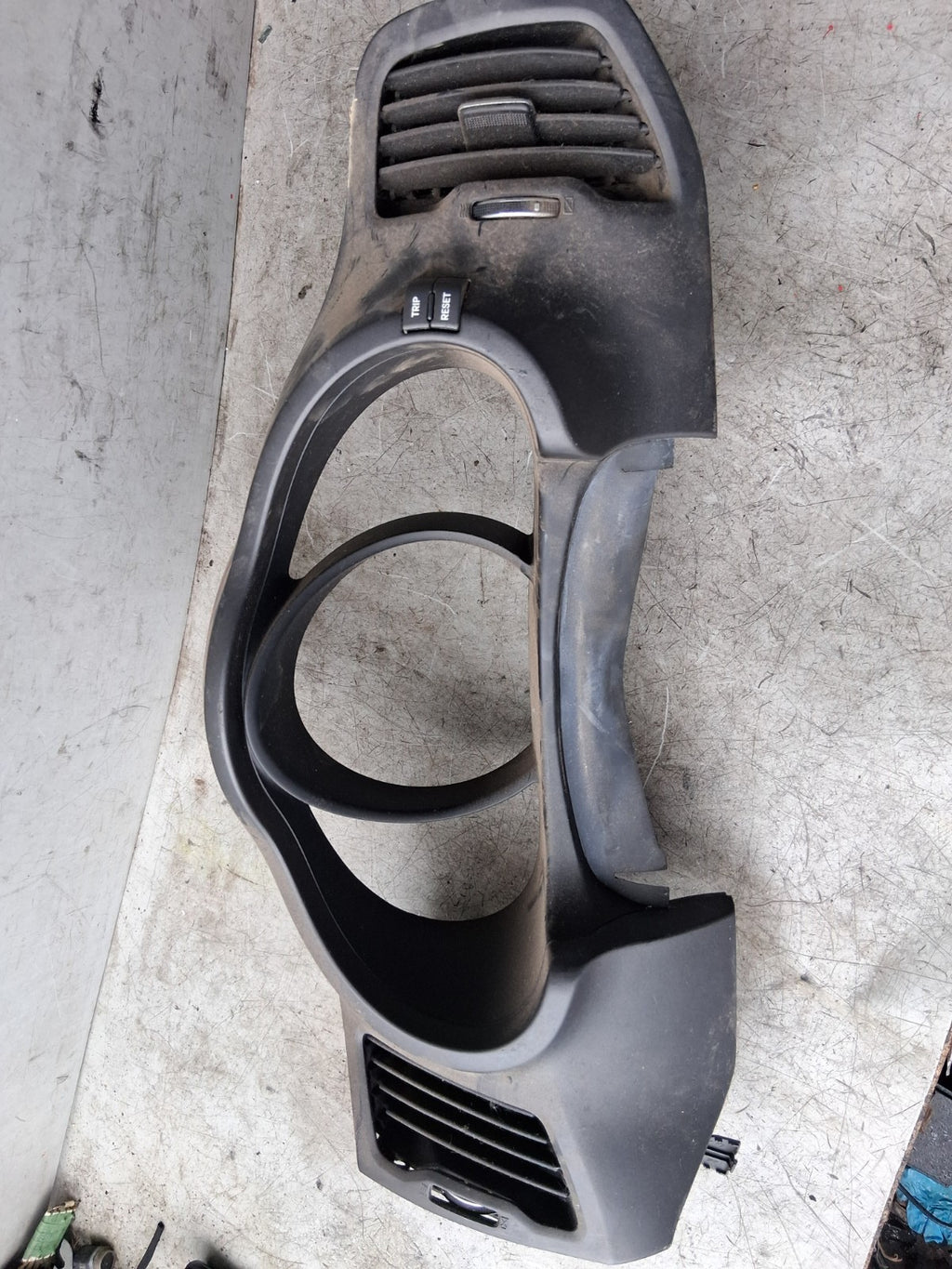 KIA SPORTAGE MK3 2012 FRONT DASHBOARD CENTRE AIR VENT TRIM PANEL