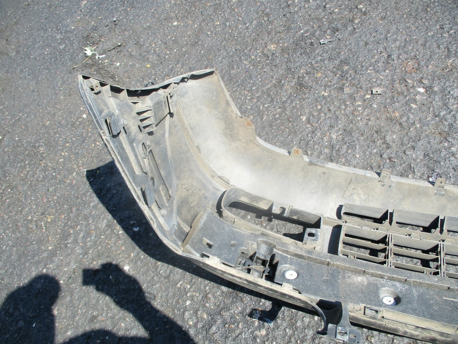 VW VOLKSWAGEN GOLF CABRIO 1998 FRONT PLASTIC BUMPER CENTRE PASSENGER GRILL BLACK