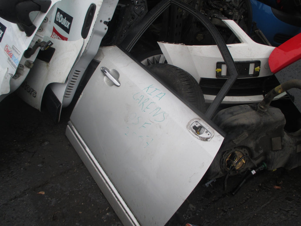 KIA CARENS MK2 2007 OSF DRIVER SIDE FRONT DOOR SILVER