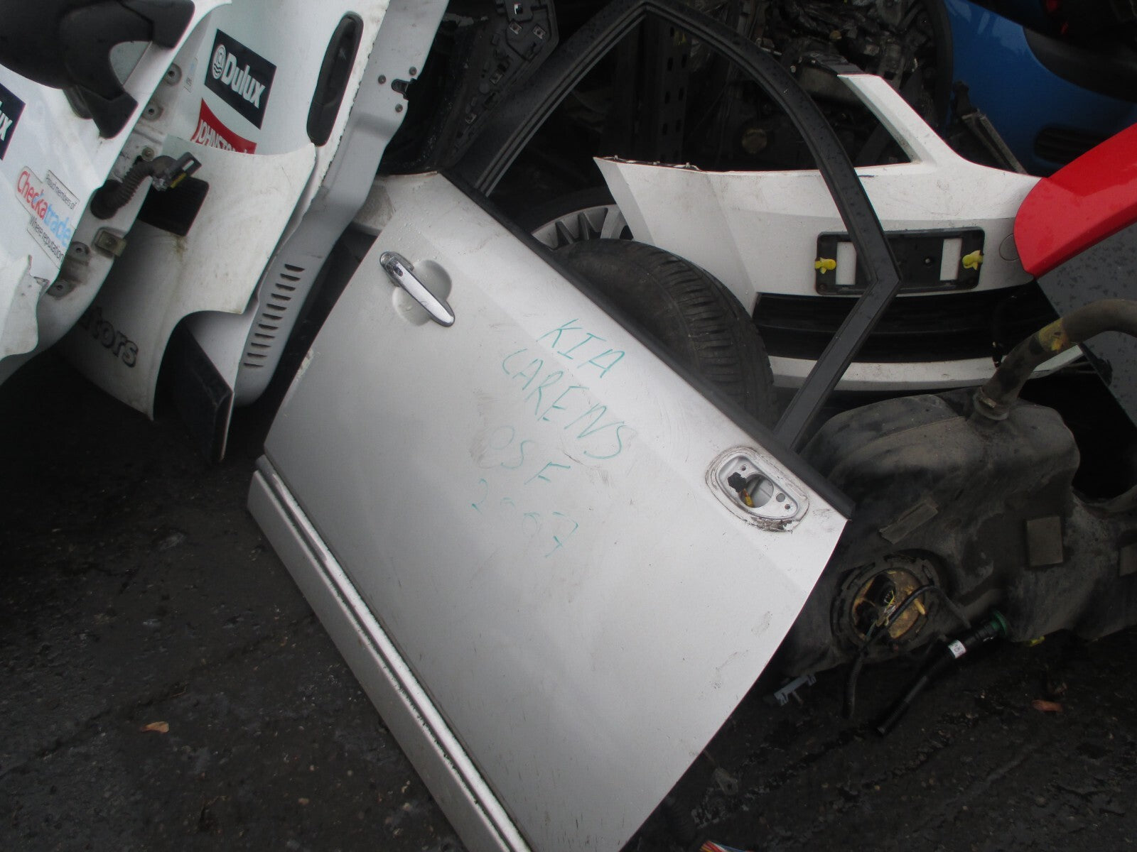 KIA CARENS MK2 2007 OSF DRIVER SIDE FRONT DOOR SILVER