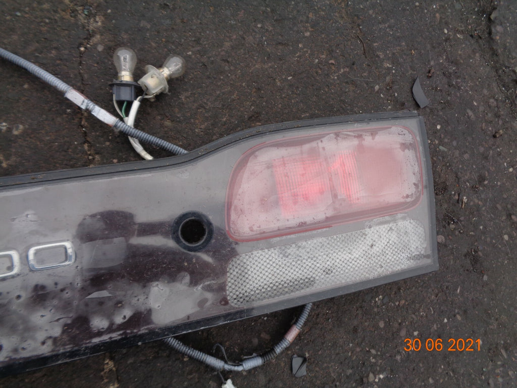 LEXUS GS300 GS 2000 REAR BOOT TAILGATE TAIL LIGHT BRAKE PANEL STRIP