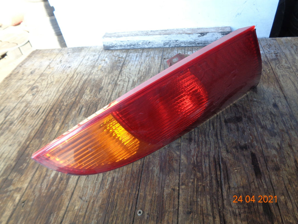 FORD FOCUS MK1 2001 OSR DRIVER SIDE REAR BRAKE TAIL LIGHT CLUSTER