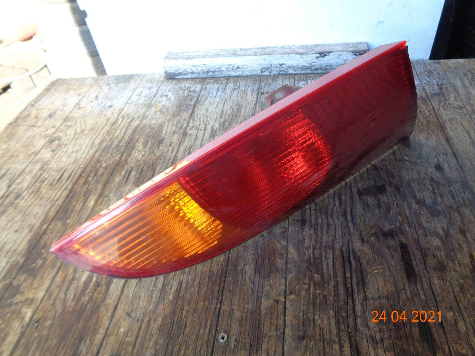 FORD FOCUS MK1 2001 OSR DRIVER SIDE REAR BRAKE TAIL LIGHT CLUSTER