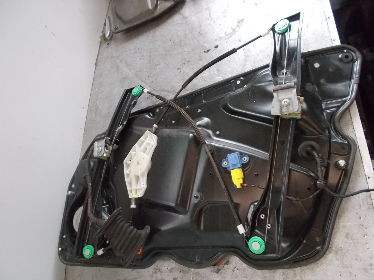 2006 VOLKSWAGEN PASSAT FRONT DOOR PASSENGER SIDE WINDOW REGULATOR