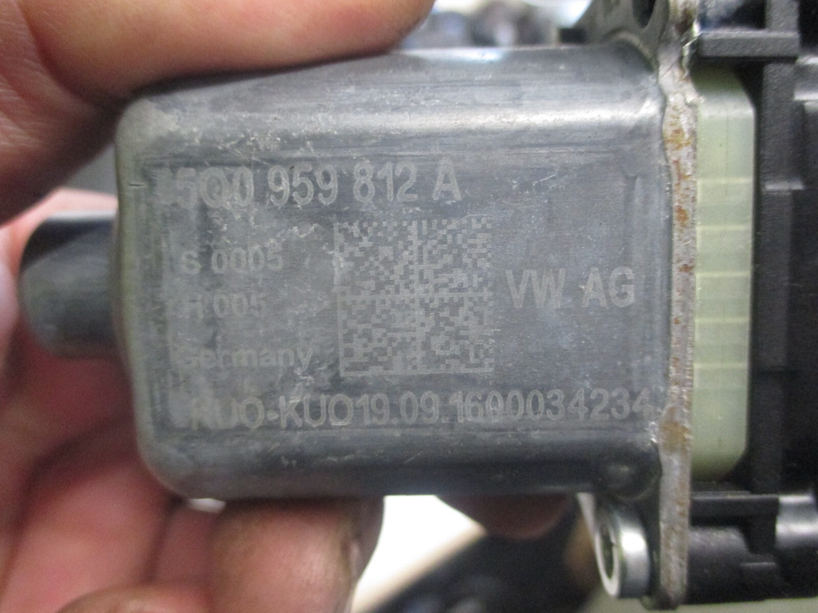 VW VOLKSWAGEN TIGUAN MK2 2016 OSR DRIVER SIDE REAR WINDOW MOTOR 5Q0959812A