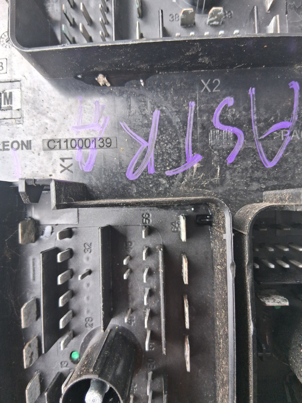 2013 VAUXHALL ASTRA J UNDERBONNET ECU FUSE BOX CONTROL MODULE 13368645