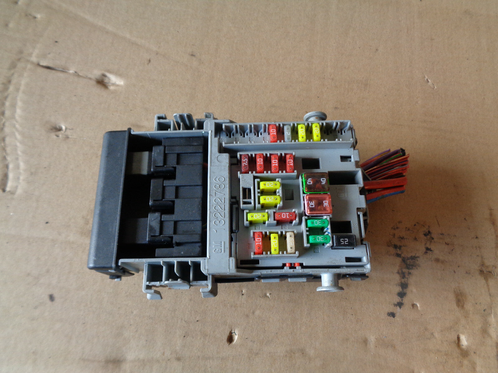 VAUXHALL INSIGNIA MK1 2.0 CDTI 2012 FUSE RELAY BOX FUSEBOX ASSEMBLY 13222786