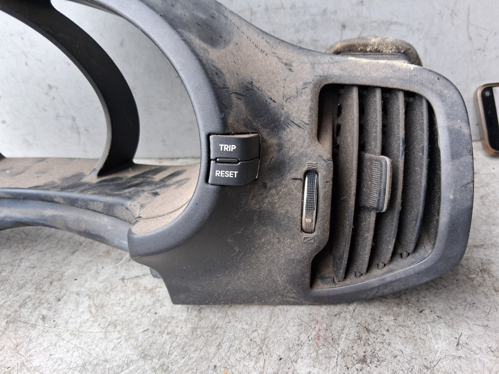 KIA SPORTAGE MK3 2012 FRONT DASHBOARD CENTRE AIR VENT TRIM PANEL