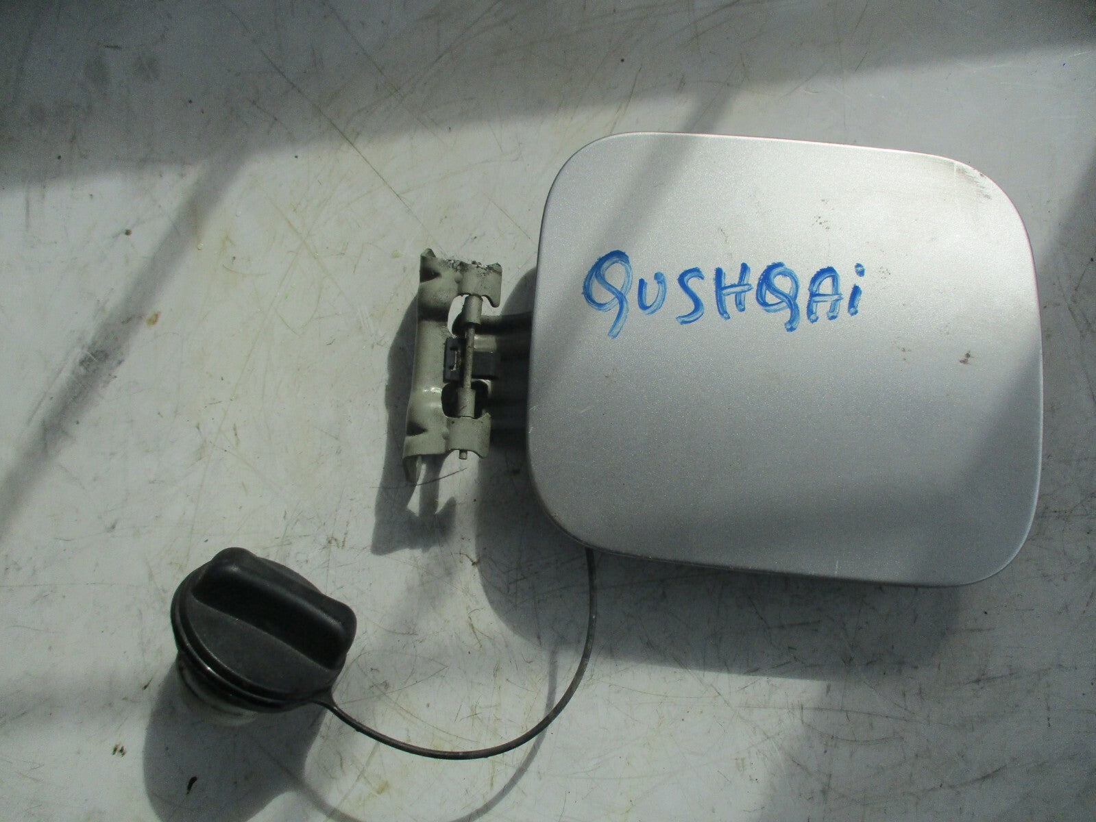NISSAN QASHQAI J10 MK1 1.5 DCI DIESEL FUEL TANK CAP FLAP SILVER