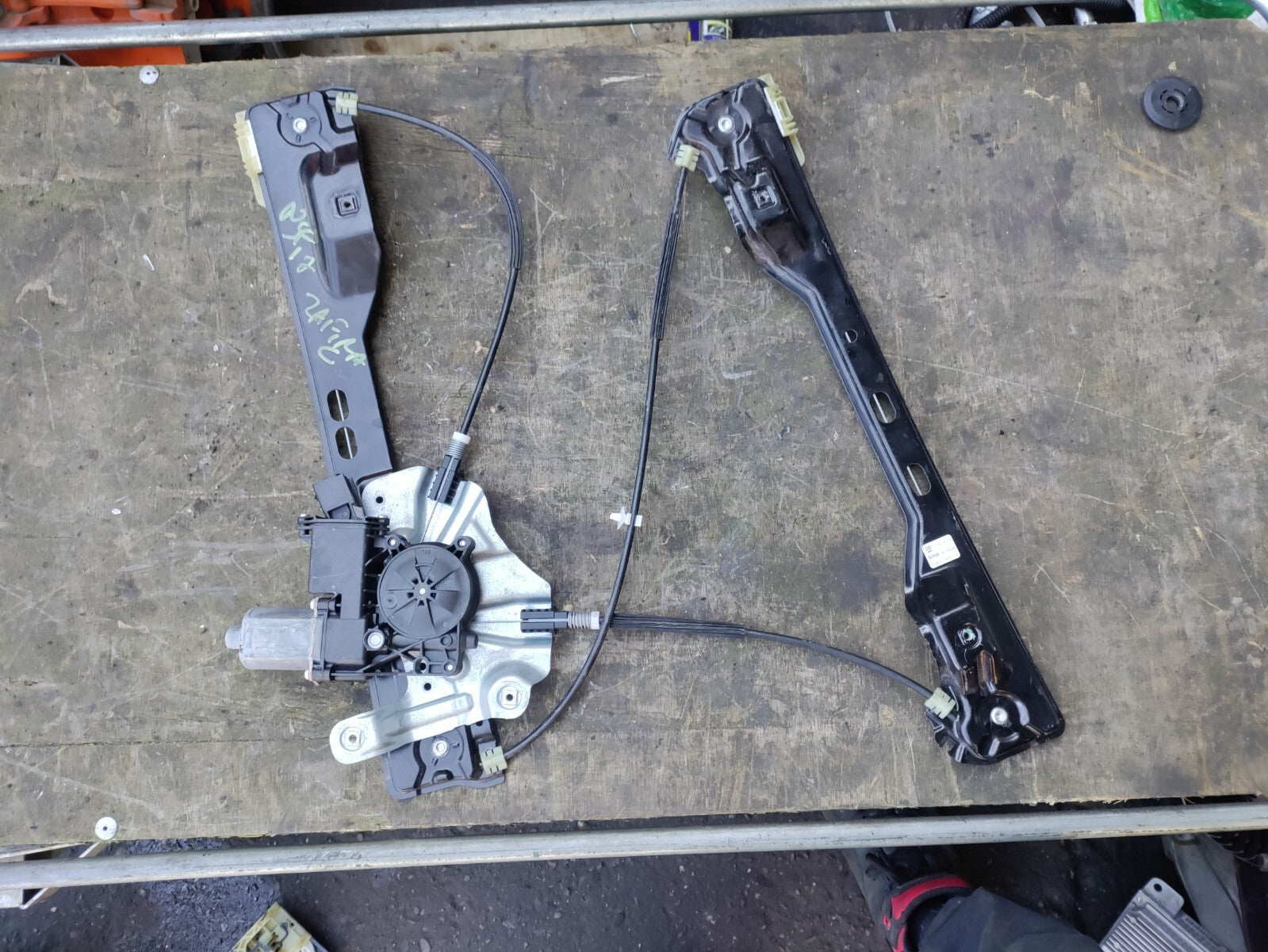 VAUXHALL ZAFIRA C MK3 NSF PASSENGER SIDE WINDOW MOTOR & REGULATOR 20951581