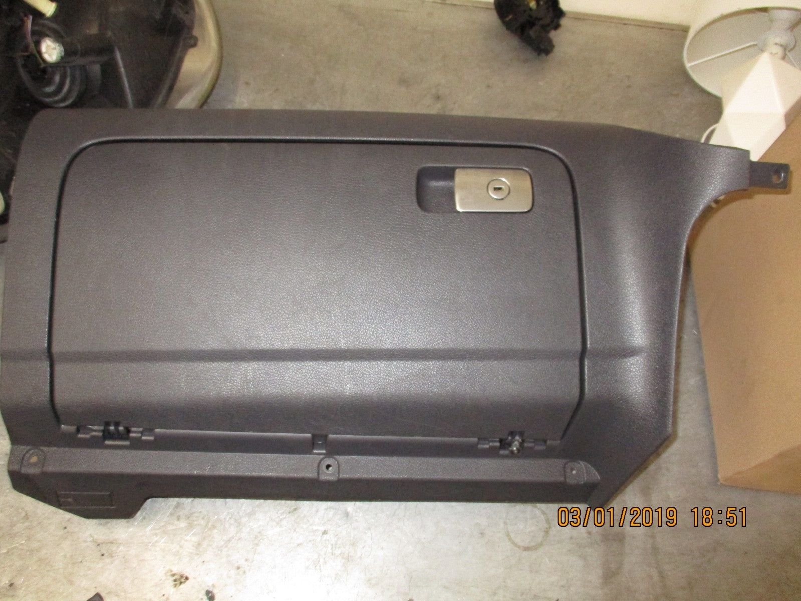 VW VOLKSWAGEN GOLF 1K MK5 GLOVE BOX STORAGE COMPARTMENT 1K2857290