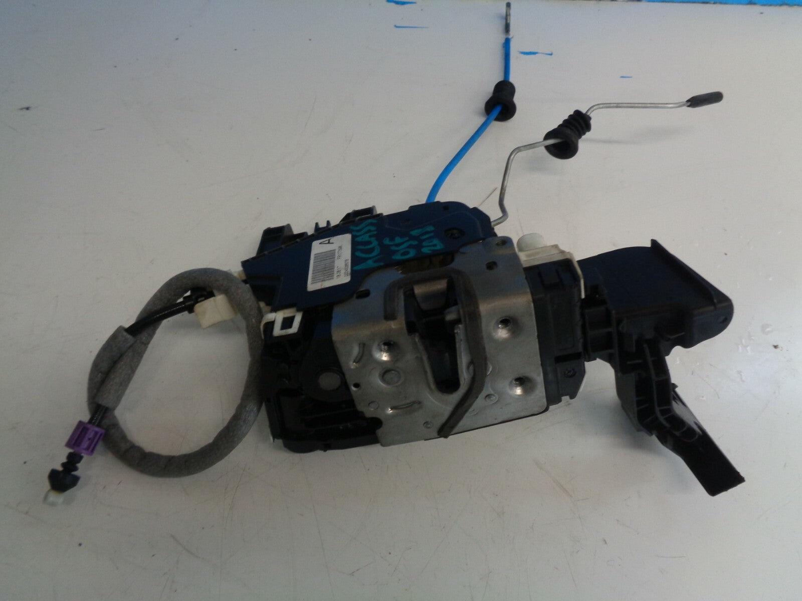 MERCEDES BENZ A-CLASS 2018 W176 OS DRIVER SIDE EXTERIOR DOOR LOCK MECHANISM