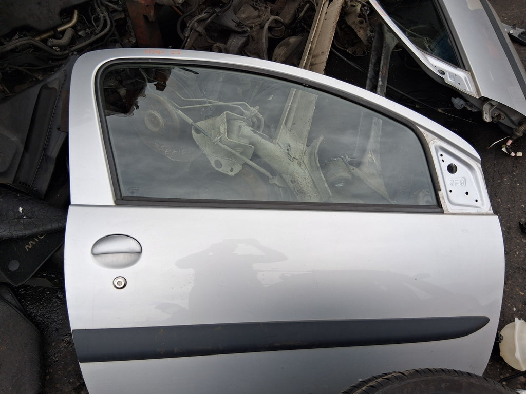 2008 TOYOTA AYGO MK1 3 DOOR OSF DRIVER SIDE FRONT RIGHT COMPLETE DOOR SILVER