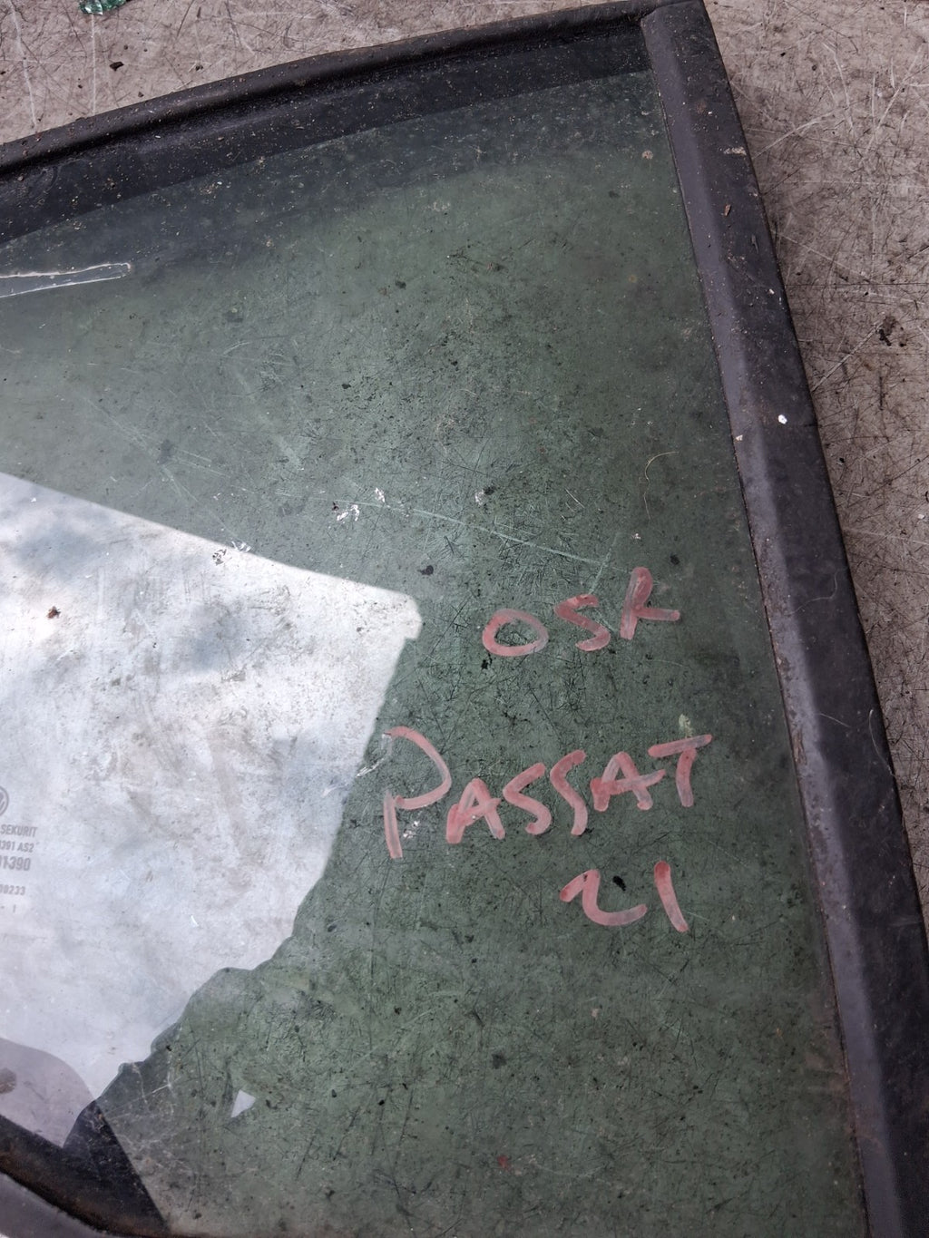 2021 VOLKSWAGEN PASSAT HATCH OSR DRIVER SIDE REAR DOOR MAIN WINDOW GLASS E000233