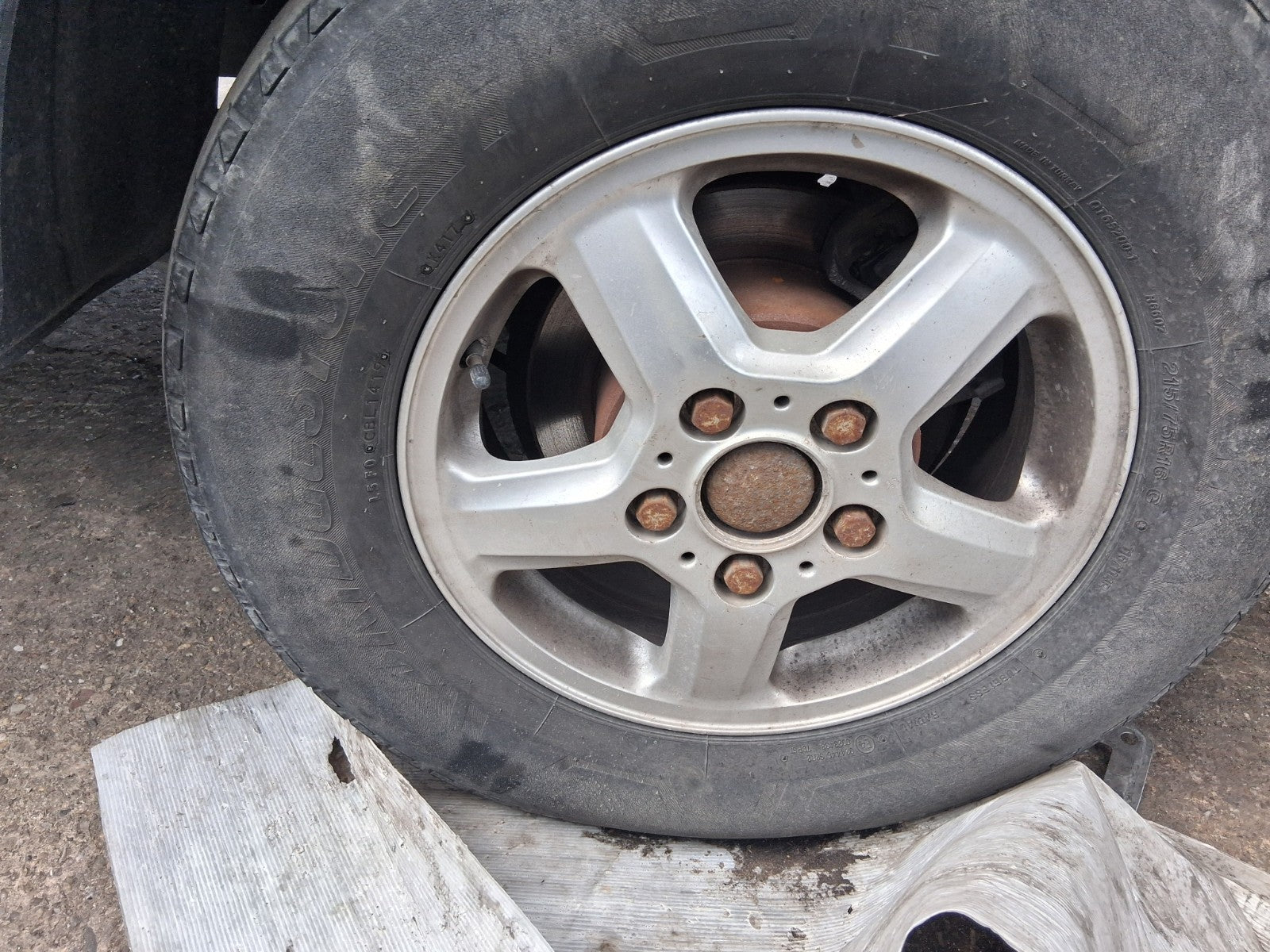 2020 SAIC LDV V80 16 INCH ALLOY WHEEL WITH TYRE 215/75R16