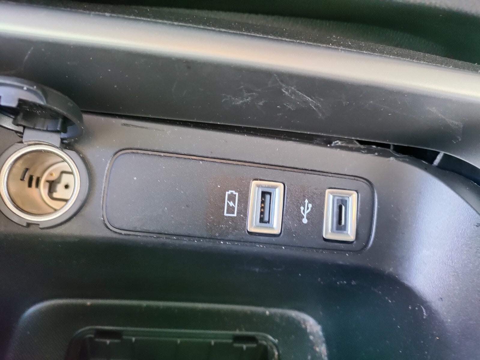 2024 JEEP AVENGER 1.2 PETROL USB CHARGING PORT & 12V SOCKET