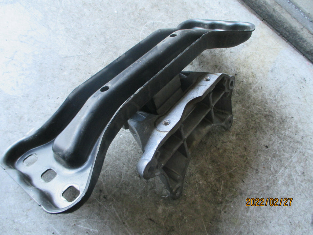 MERCEDES BENZ C CLASS 2014 W204 GEARBOX SUPPORT BRACKET MOUNT A2112420340