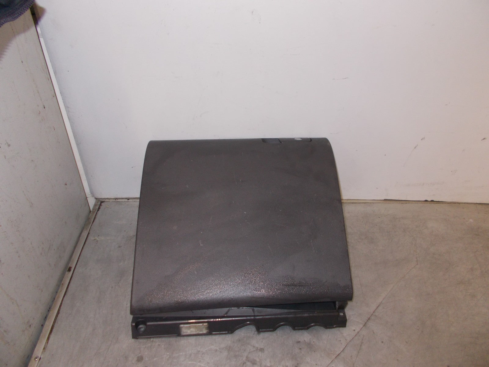 VW VOLKSWAGEN GOLF PLUS 2005 MK5 GREY GLOVE BOX 5M2857097L