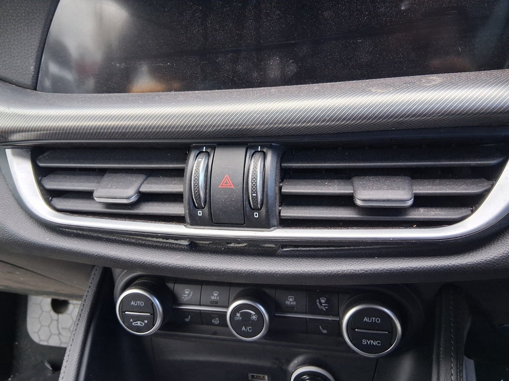 2022 ALFA ROMEO STELVIO 949 4Q FRONT DASH CENTRE BOTH AIR VENTS & HAZARD SWITCH