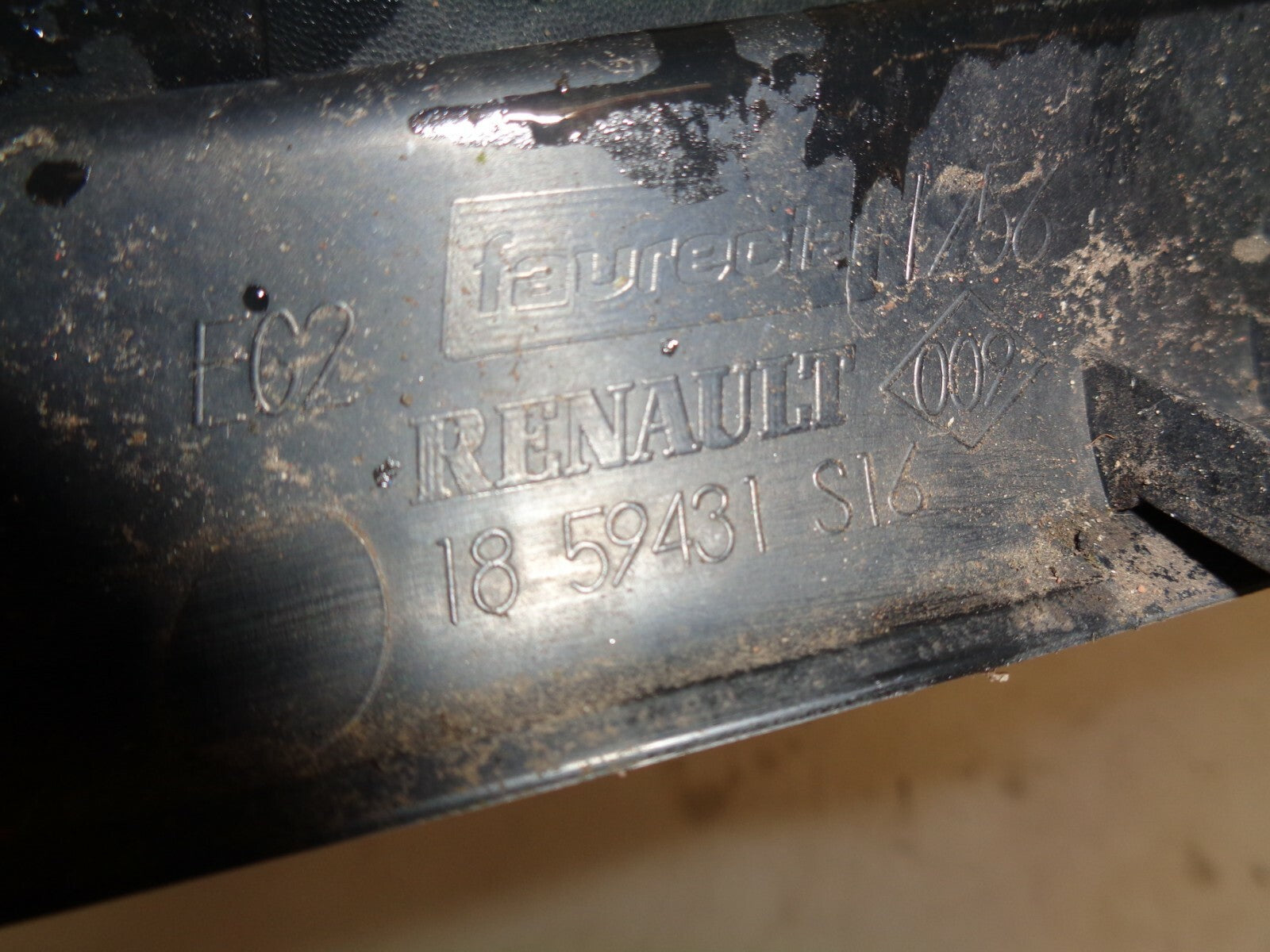 RENAULT CLIO MK3 05-09 NS FRONT PASSENGER SIDE BUMPER GRILL 1859431