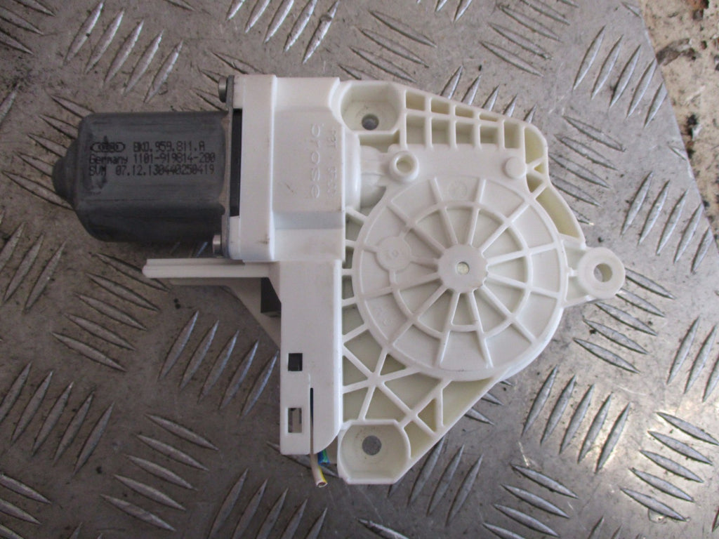 AUDI A1 2013 5 DOOR NSR PASSENGER SIDE REAR WINDOW MOTOR 8K0959811A