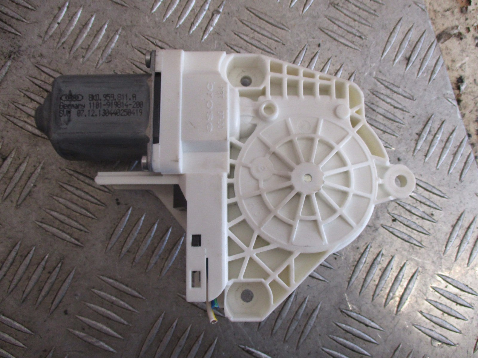 AUDI A1 2013 5 DOOR NSR PASSENGER SIDE REAR WINDOW MOTOR 8K0959811A