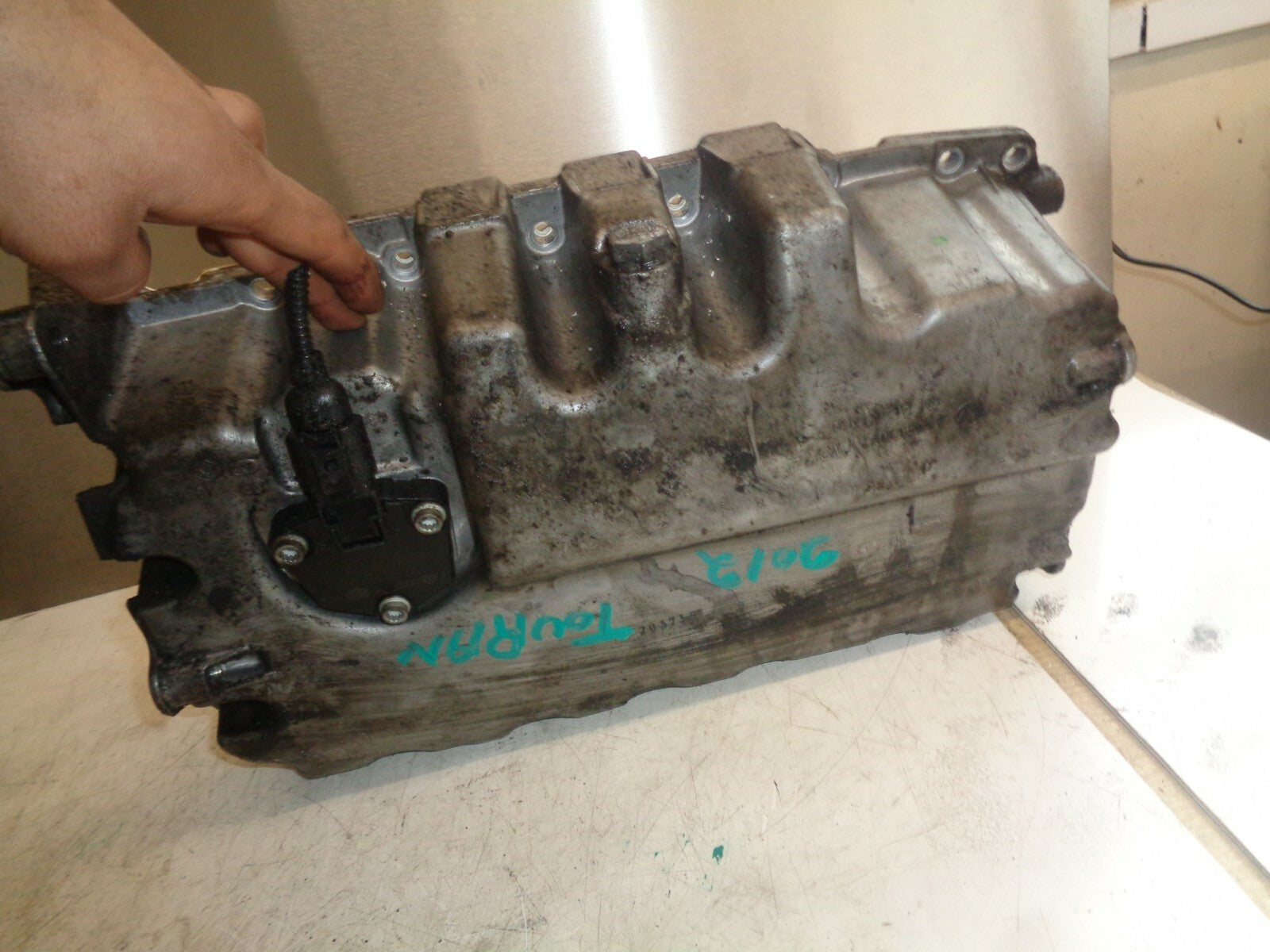 VW VOLKSWAGEN TOURAN 2012 1.6 TDI DIESEL OIL SUMP PAN WITH SENSOR 03C907660G